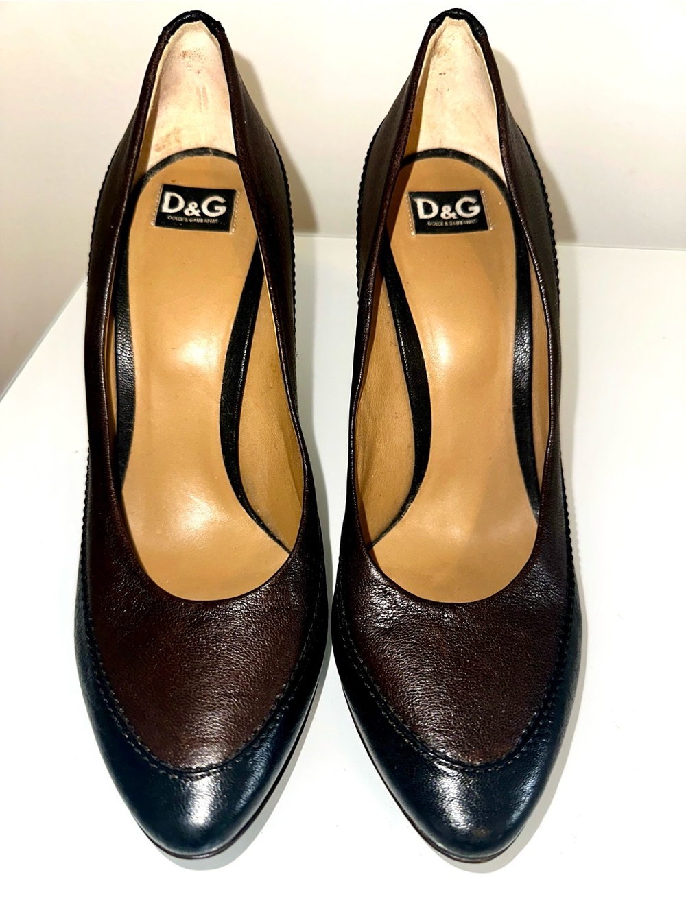 Vintage D&G Women's Two-tone Brown and Black Leather Classic Rounded Toe Pumps